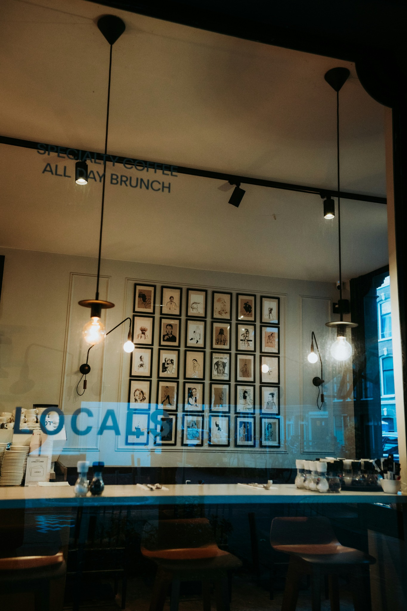 窓から光が差し込む店内とコーヒーカップ