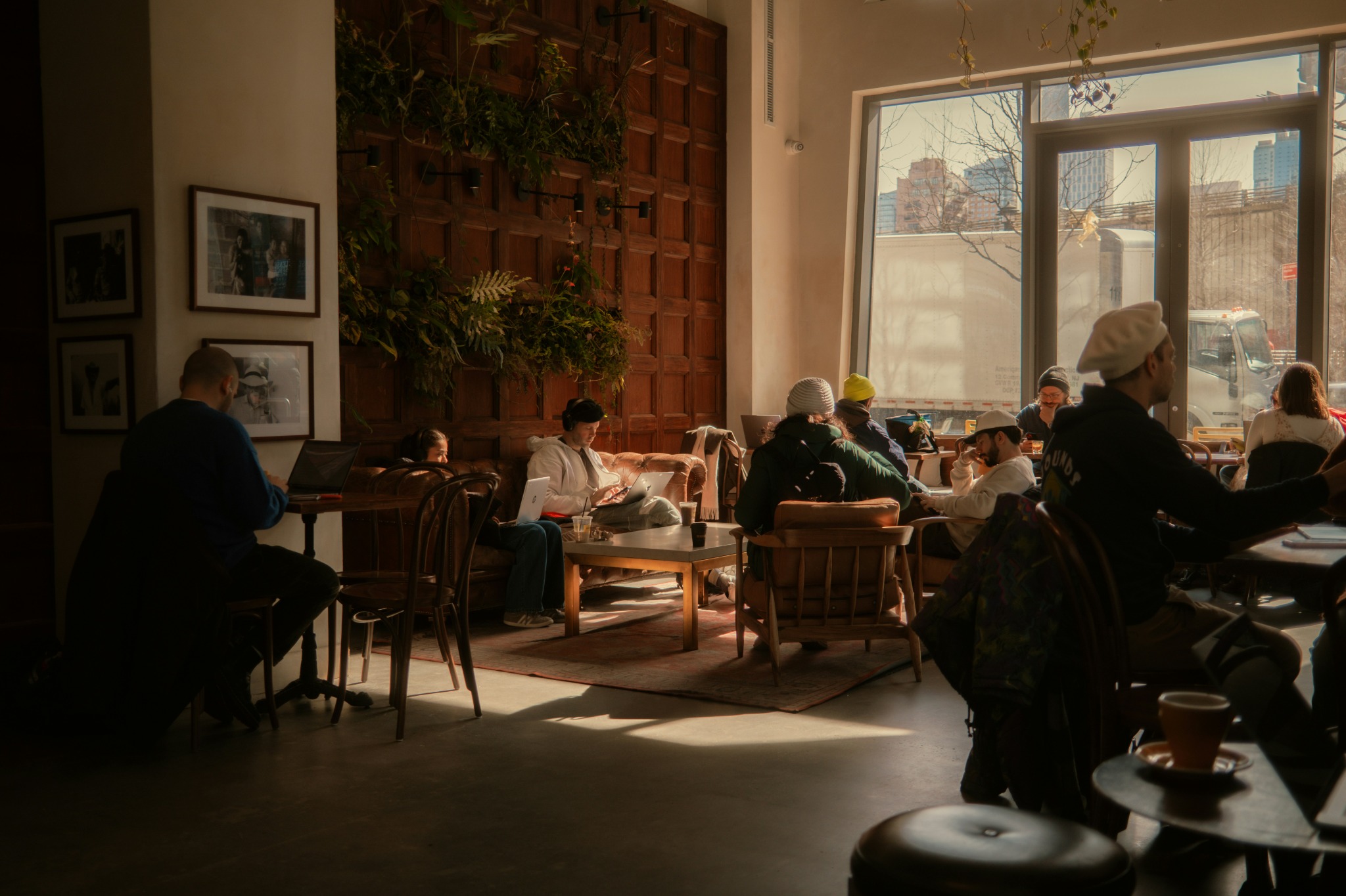 木製テーブルと観葉植物のある店内写真